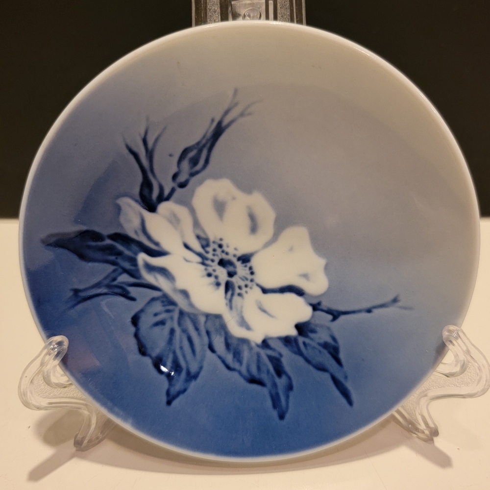 Vintage Royal Copenhagen 4" Porcelain Trinket Dish ☆Wild Rose☆ Blue & White